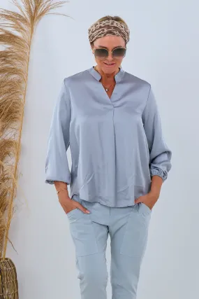 Bluse aus Glanzstoff mit V-Ausschnitt, silber-grau