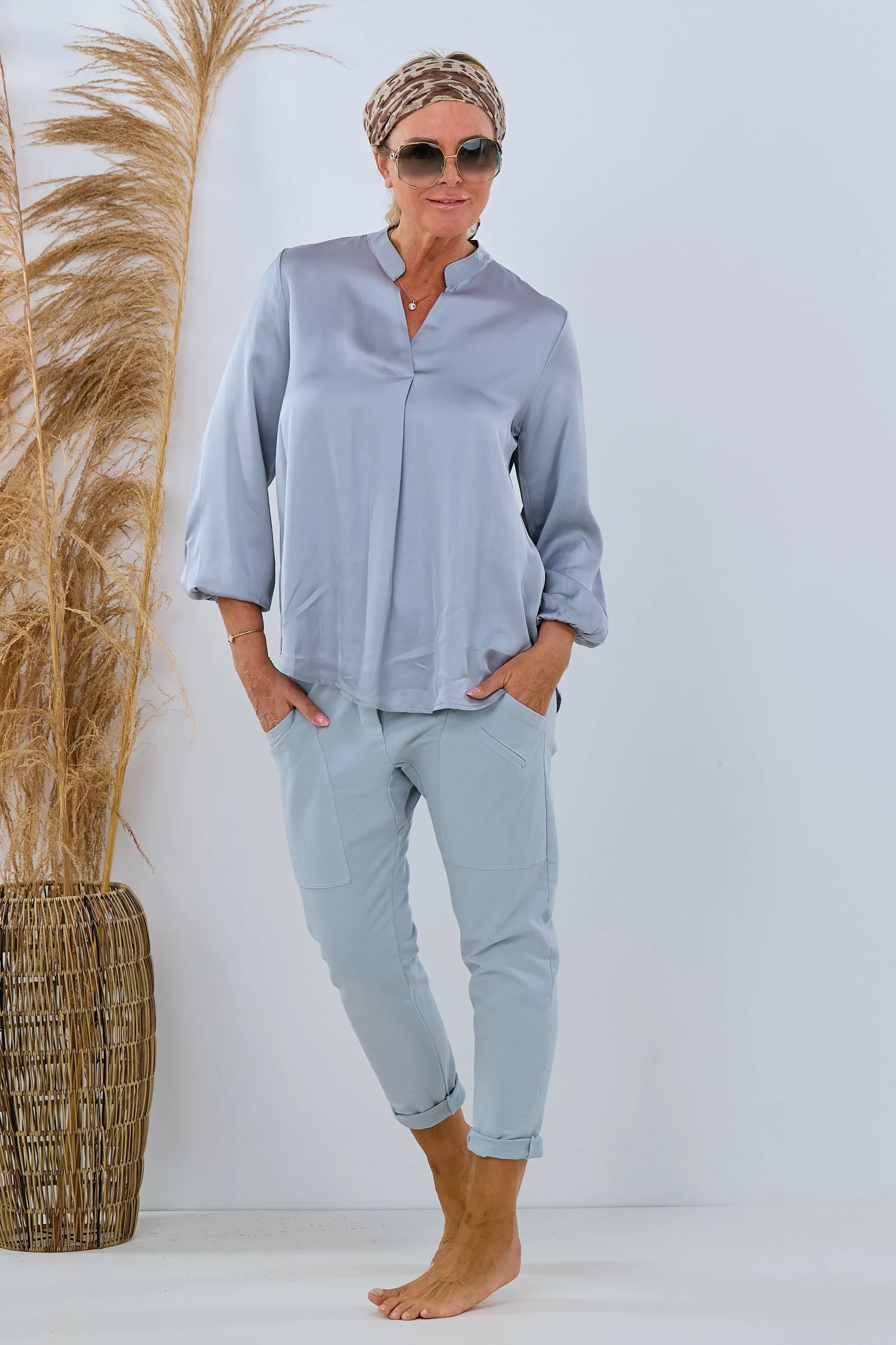 Bluse aus Glanzstoff mit V-Ausschnitt, silber-grau