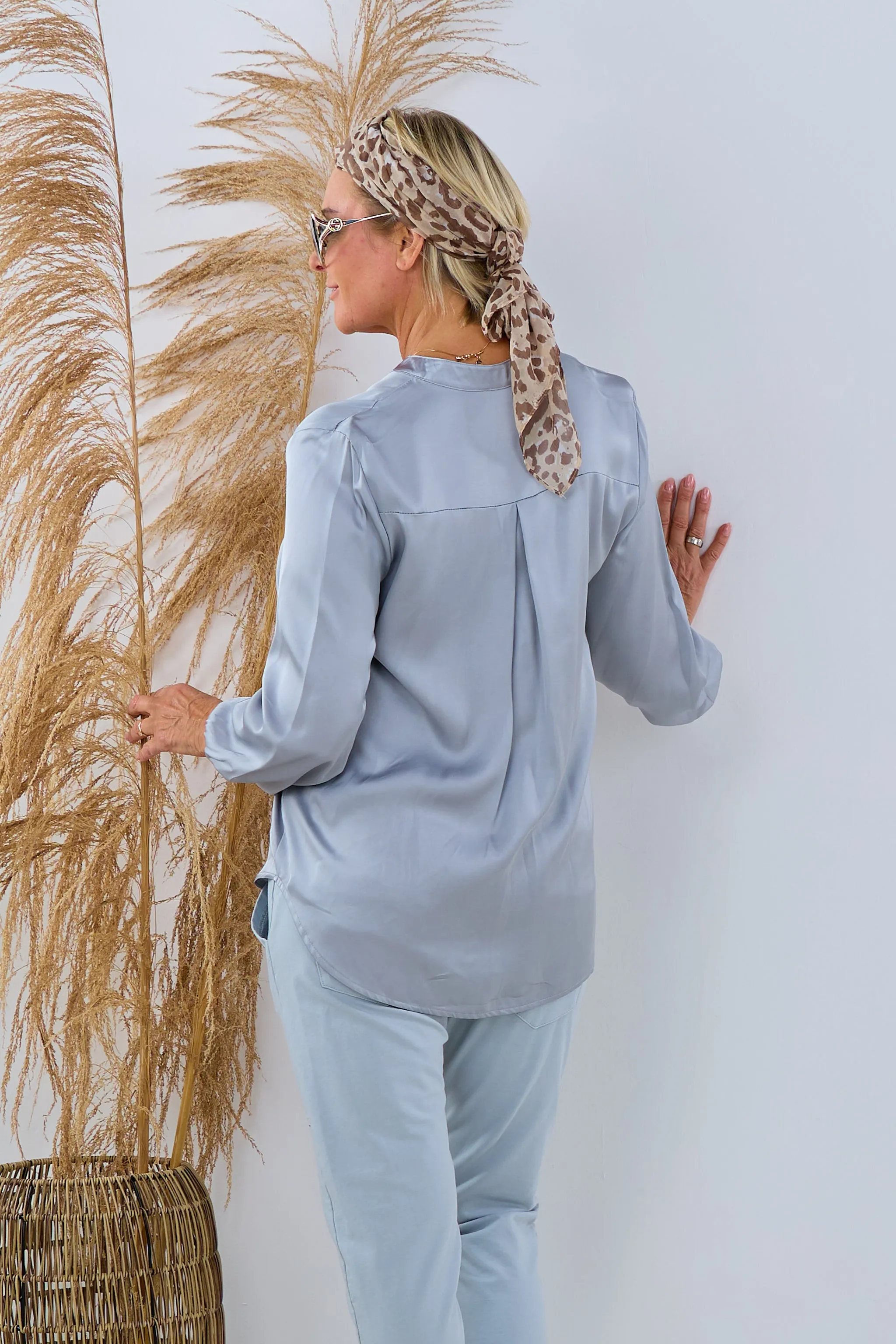 Bluse aus Glanzstoff mit V-Ausschnitt, silber-grau