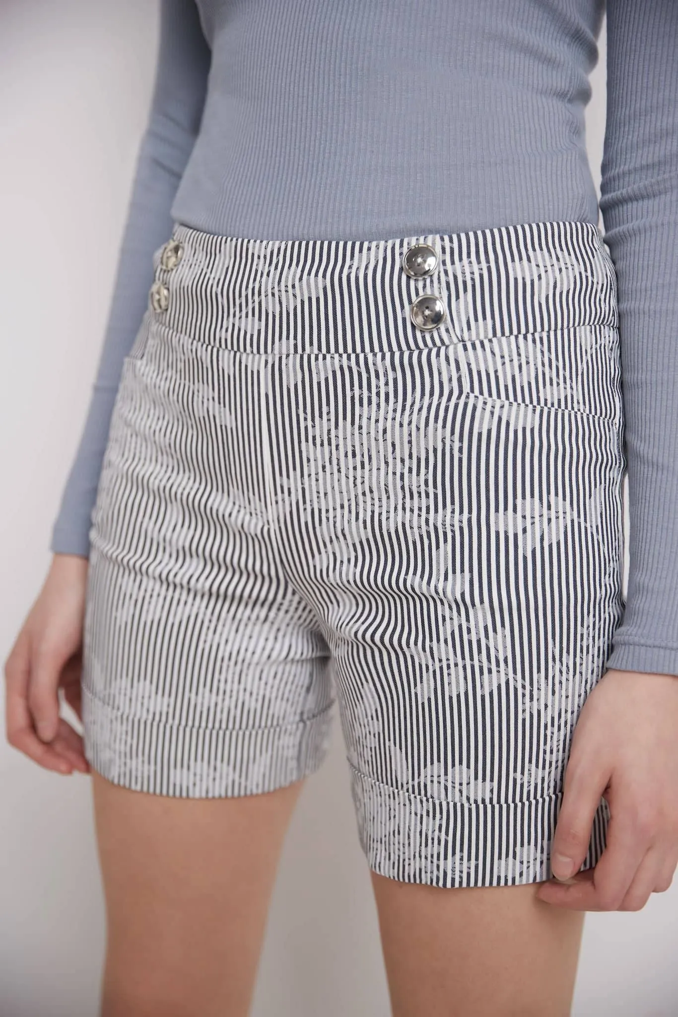 Classic 6” shorts with cuffed button detail