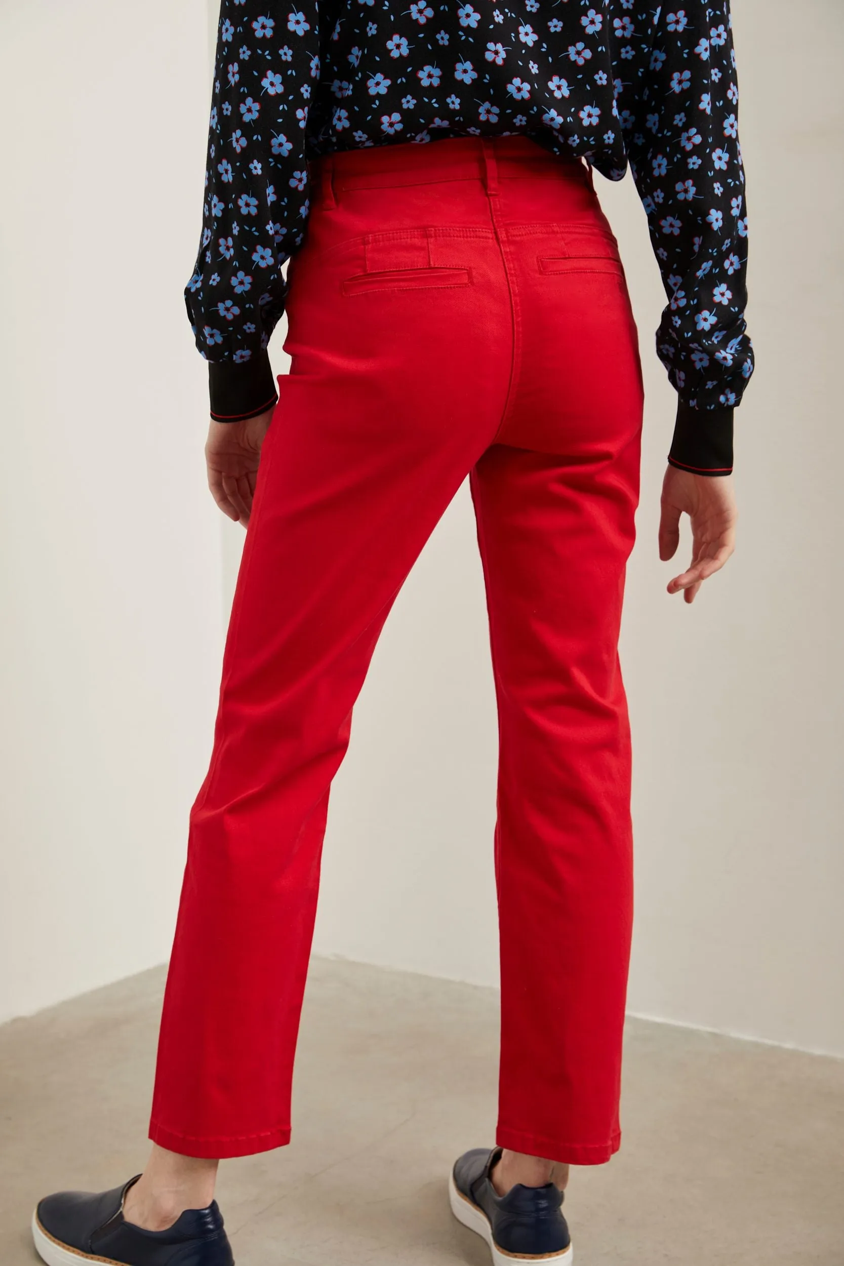 High waist crop pant with embellished button